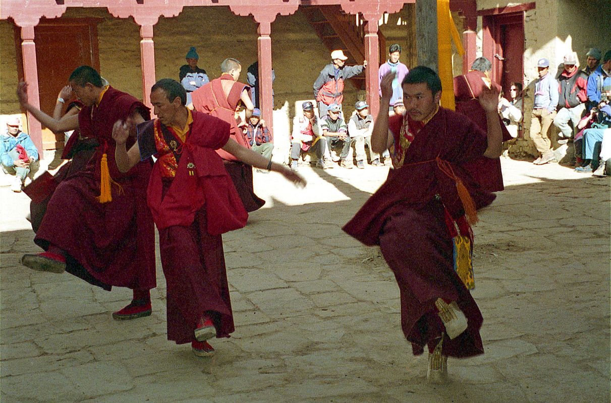 25 Tengboche Gompa 1997 Mani Rimdu Rehearsal Monks Dance In Courtyard